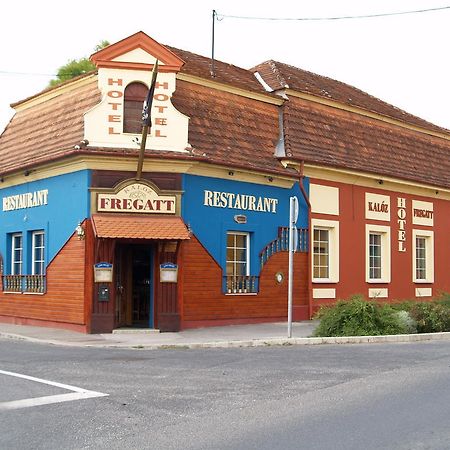 Kaloz Fregatt Panzio & Etterem Tata Exterior photo