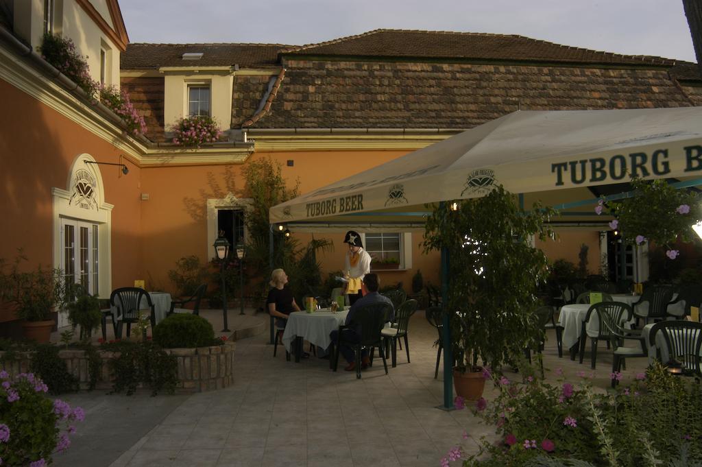 Kaloz Fregatt Panzio & Etterem Tata Exterior photo