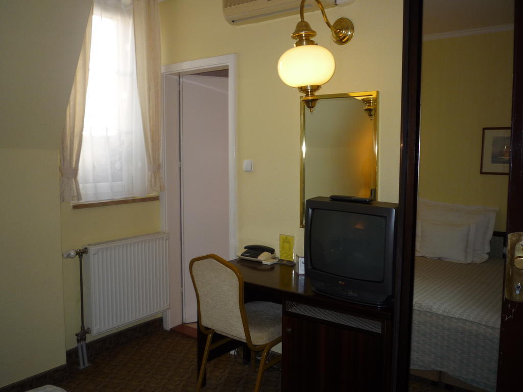 Kaloz Fregatt Panzio & Etterem Tata Room photo